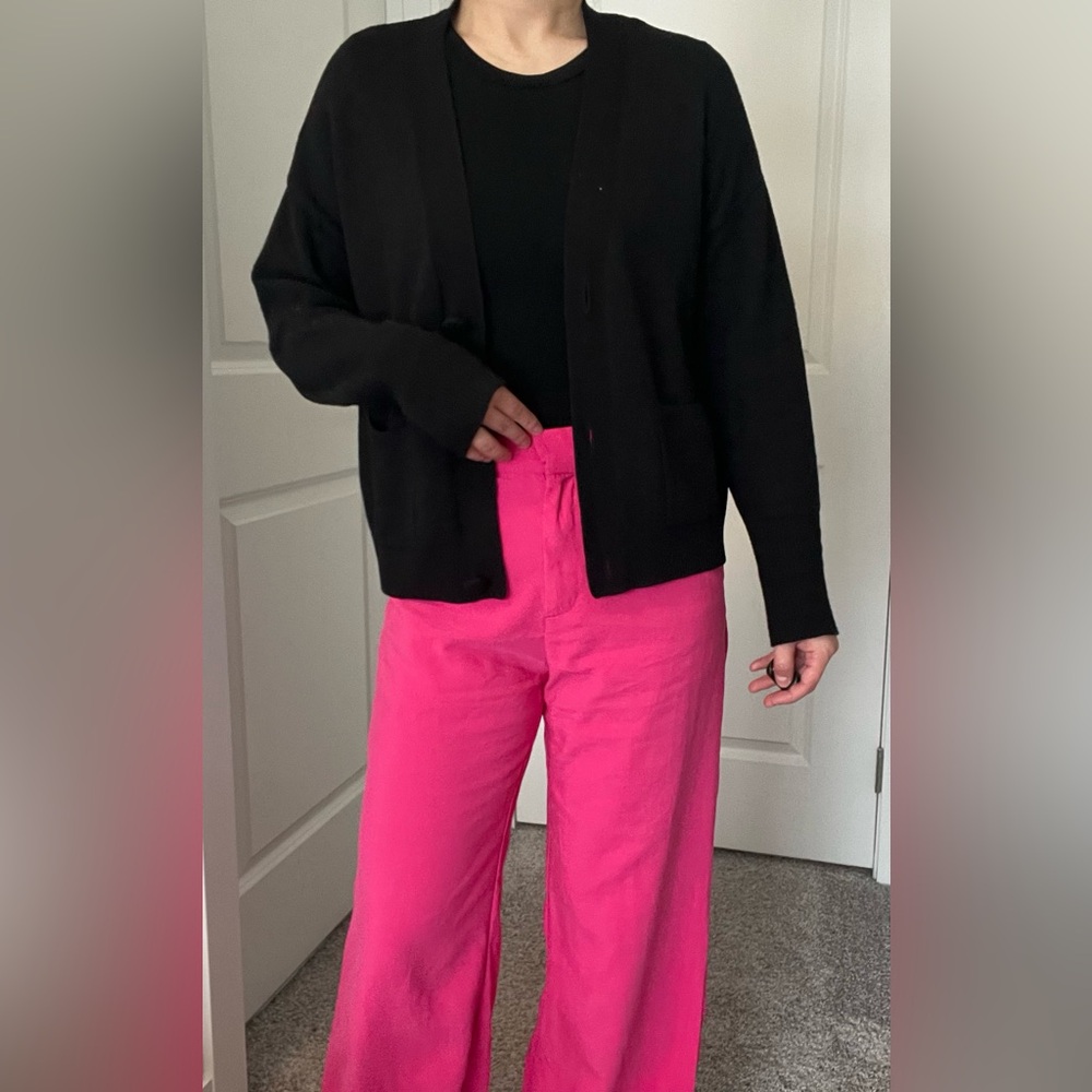 100% Wool Tahari Black V-Neck Pocket Cardigan Sweater – Size S